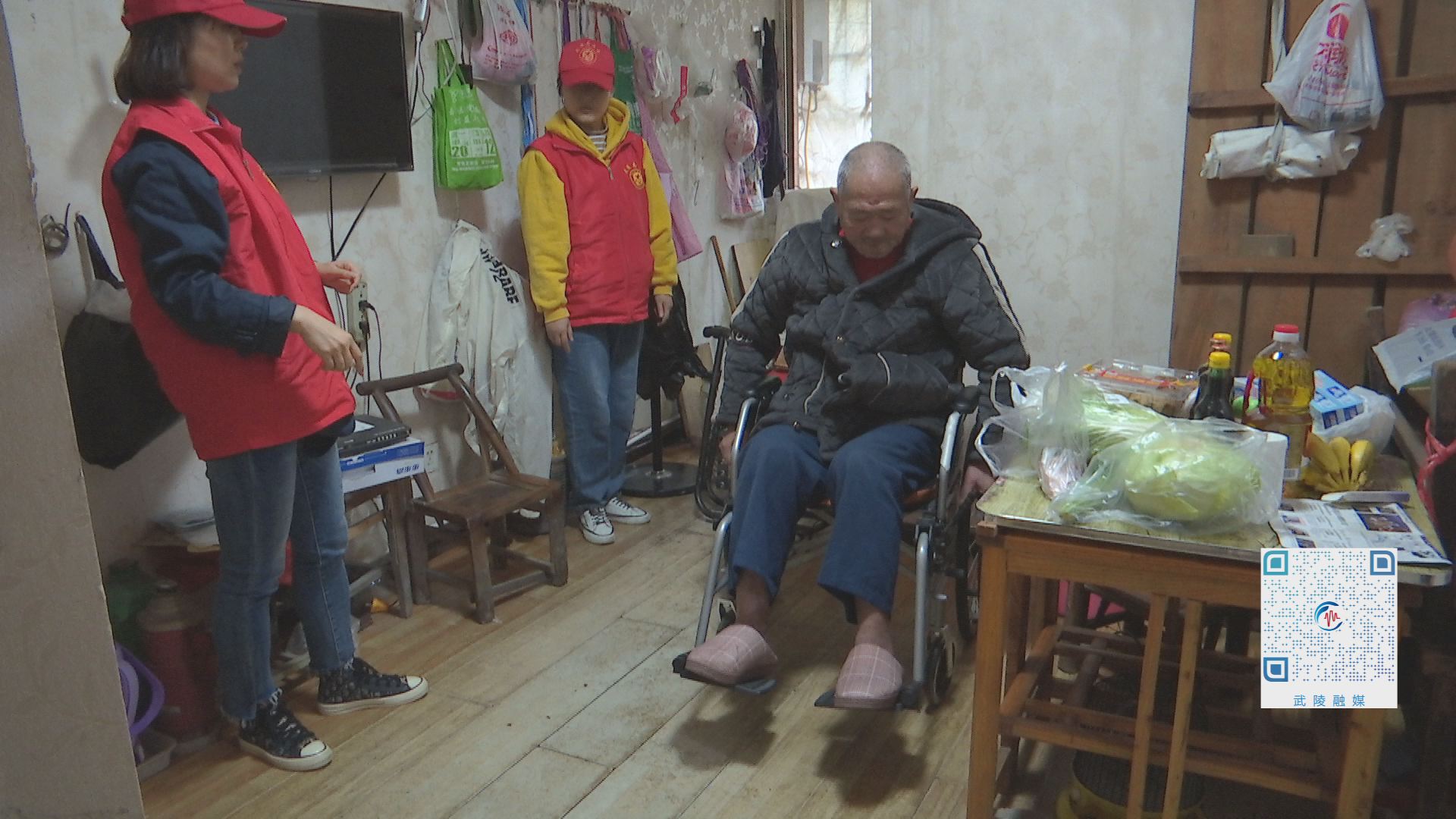 学党史 办实事  北堤社区：为孤寡老人送轮椅