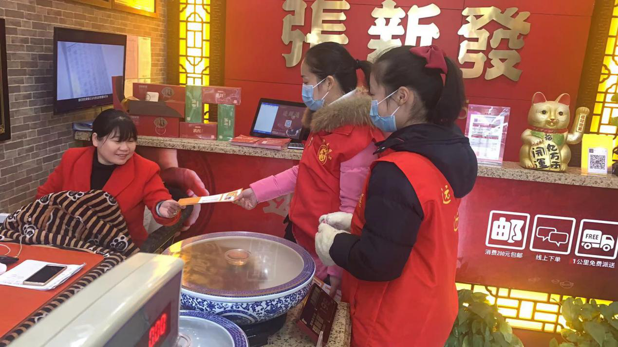 武陵区白马湖街道：志愿者走上街头开展禁毒宣传活动
