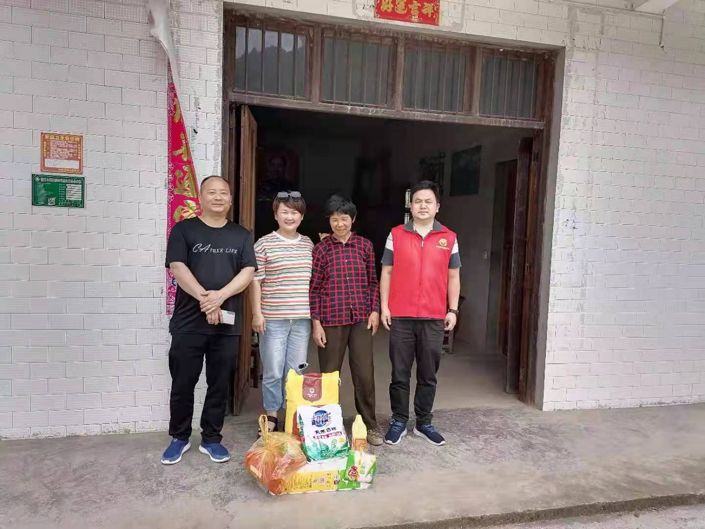 学党史 践初心 我为群众办实事 端午节前慰问五保户