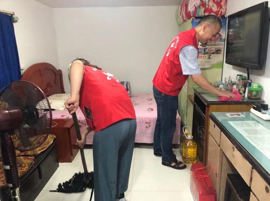 【我为群众办实事】芙蓉街道项家铺社区：  志愿服务老党员 清洁打扫暖人心