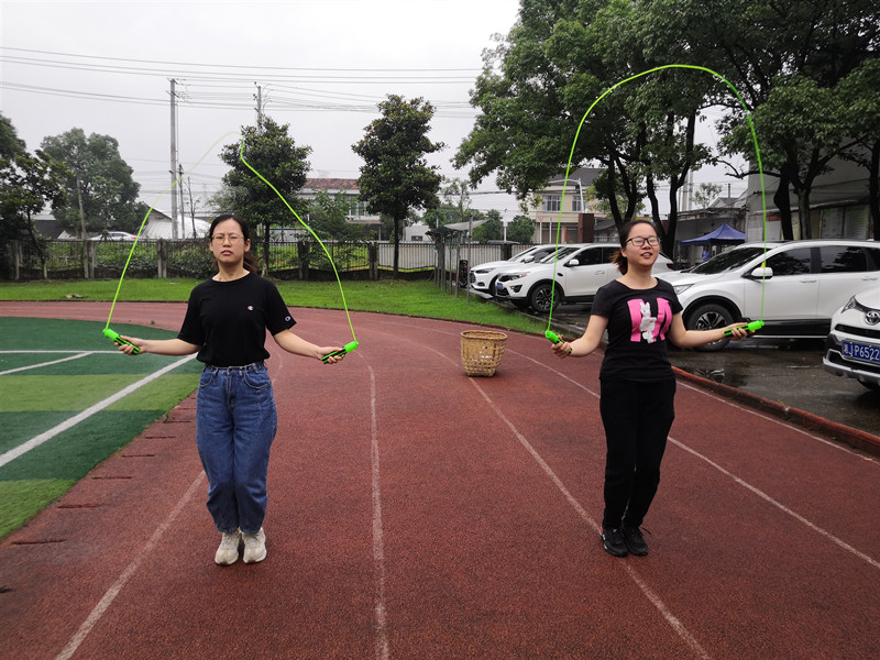 武陵区东江实验学校：举行教职工跳绳比赛