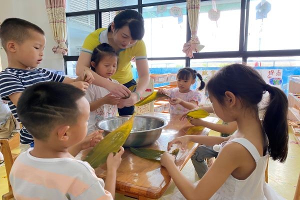 武陵区丹洲乡坪湖幼儿园：“浓情端午，粽情粽意”