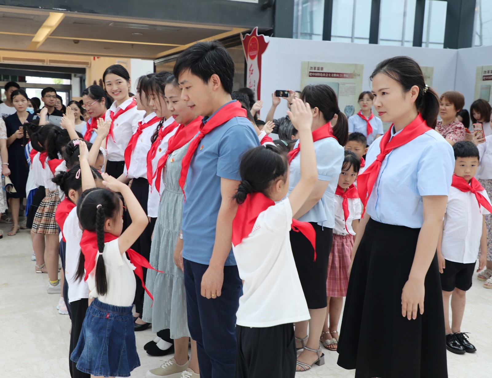 育英德景园小学举行“红领巾心向党”一年级入队仪式