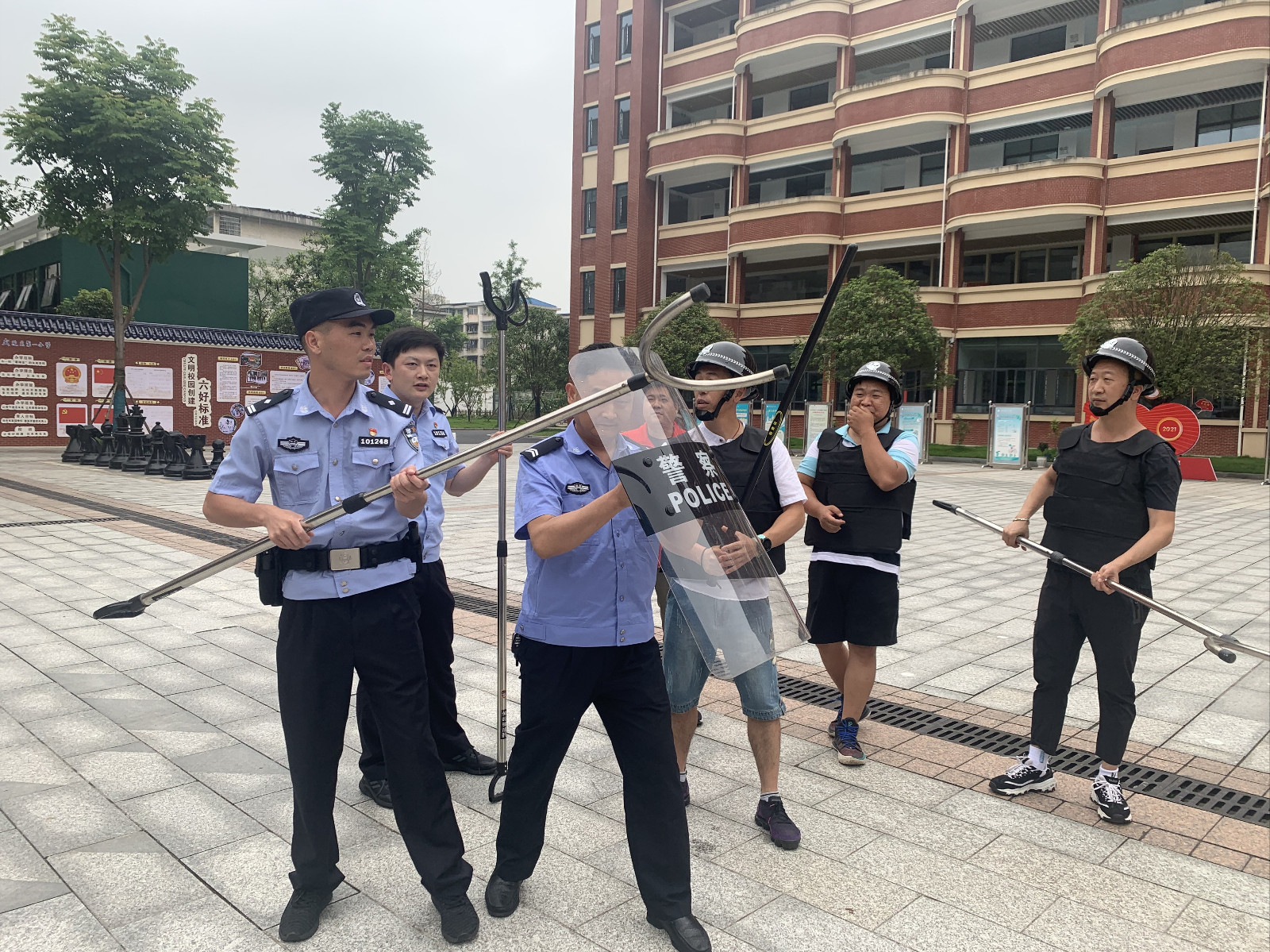 武陵区第一小学： 反暴恐“联”演     护航学生安全