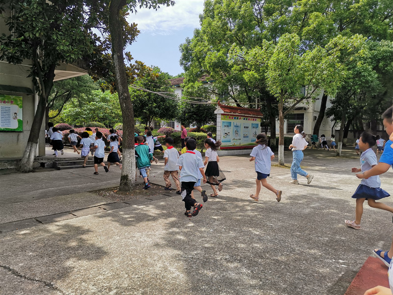 武陵区东江实验学校：反恐防暴应急演练提高师生安全意识