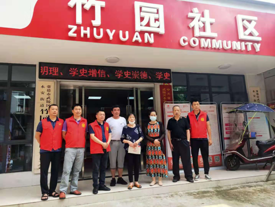 我为群众办实事：永安街道竹园社区党员干部进社区 真情慰问困难群众