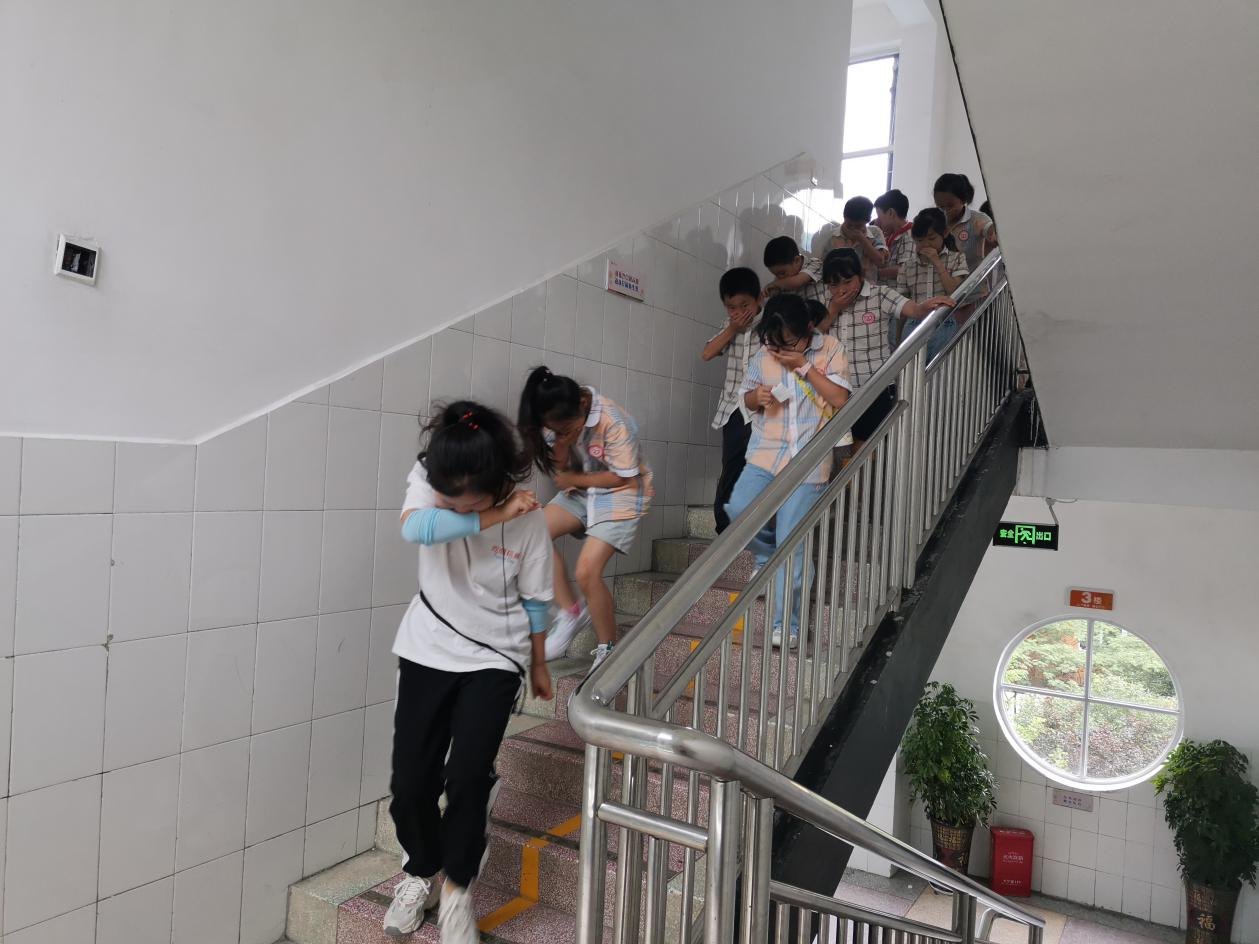 甘露寺小学：消防逃生疏散演练