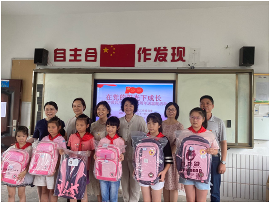 慰问贫困生 关怀暖人心