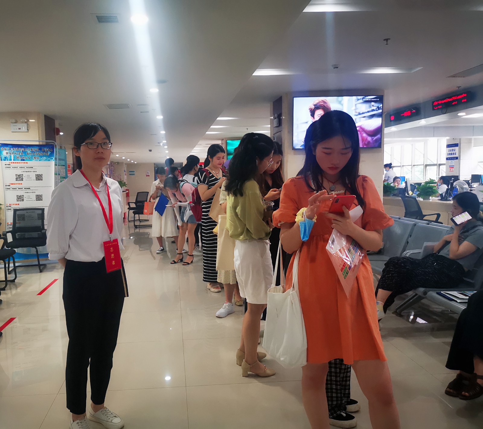 武陵区政务服务中心 高效服务应对“教师资格证认定”高峰