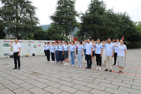 武陵区育英德景园小学： 参观红色教育基地，重温党史感悟初心