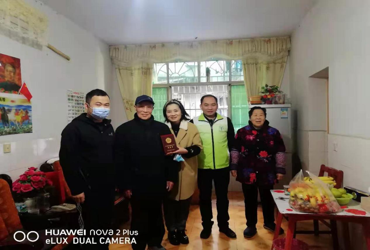 致敬英雄！武陵区永安街道为抗美援朝老兵发放纪念章