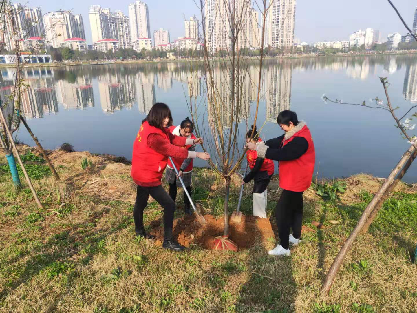 永安街道竹园社区: 植树节，做河道保护的践行者
