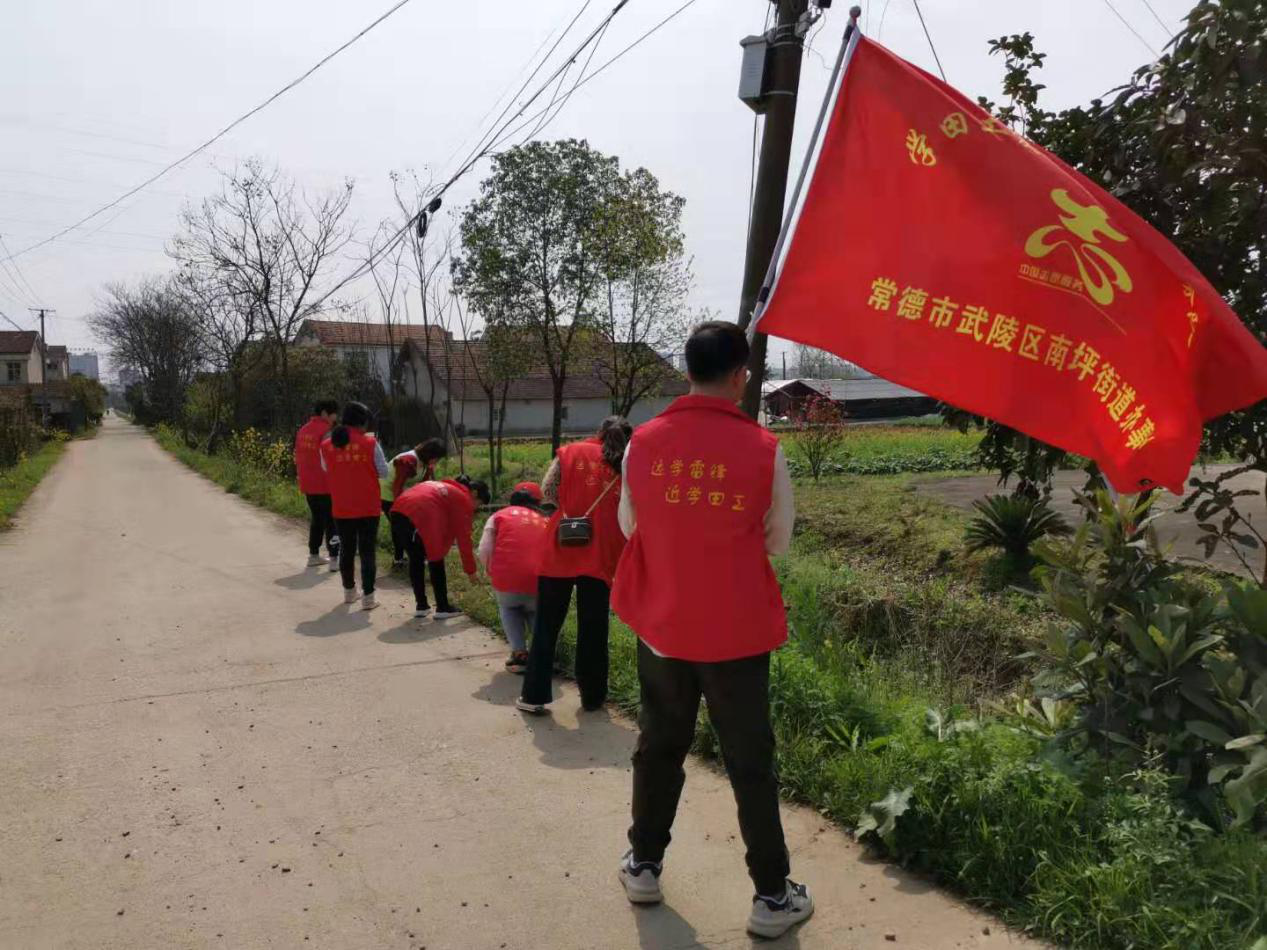 南坪街道手拉手、心连心，共创河道两岸新环境！