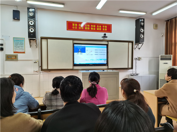 滨湖小学教师兴致勃勃观优课，课余时间忙充电