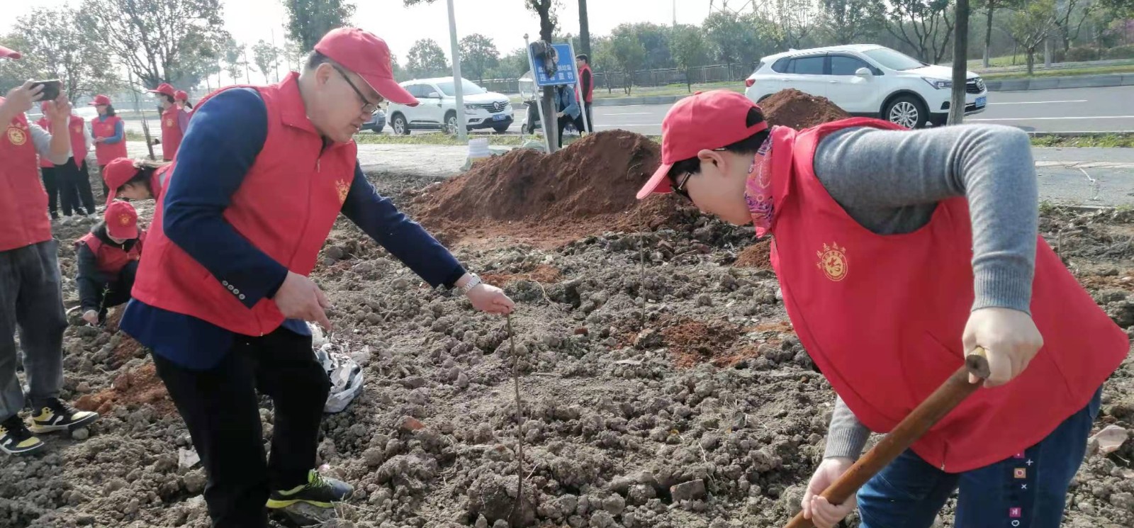 常德市教师进修学校开展了“参与绿色行动，保护美丽家园”的植树节主题活动