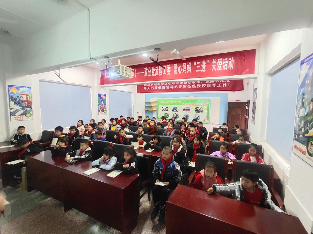 诵读经典诗文，传承中华文化