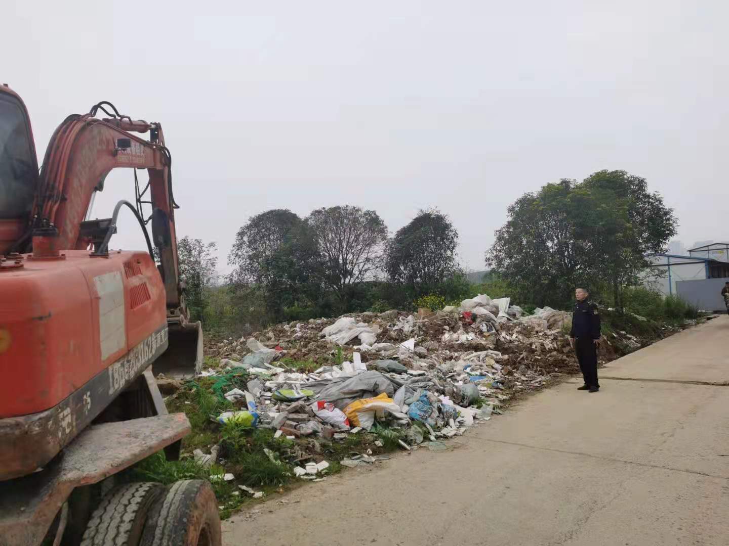 武陵区市容环卫大队集中清理乱倒建筑垃圾