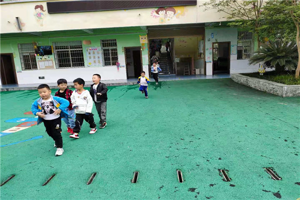 新兴幼儿园：开展防踩踏应急疏散演练活动