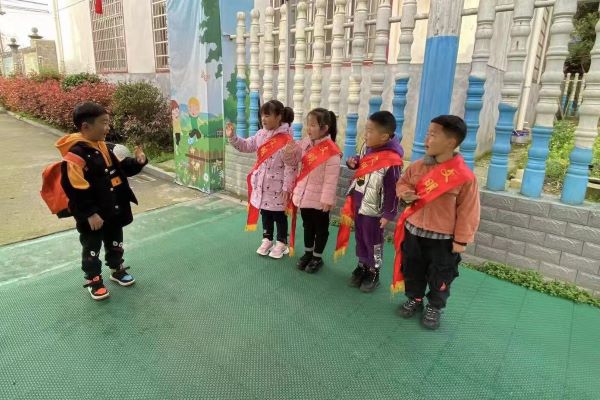 武陵区丹洲乡坪湖幼儿园：文明小标兵，礼仪润童心