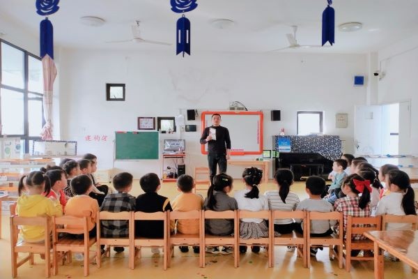 武陵区丹洲乡坪湖幼儿园：“浸润书香，快乐成长”——故事爸妈进课堂