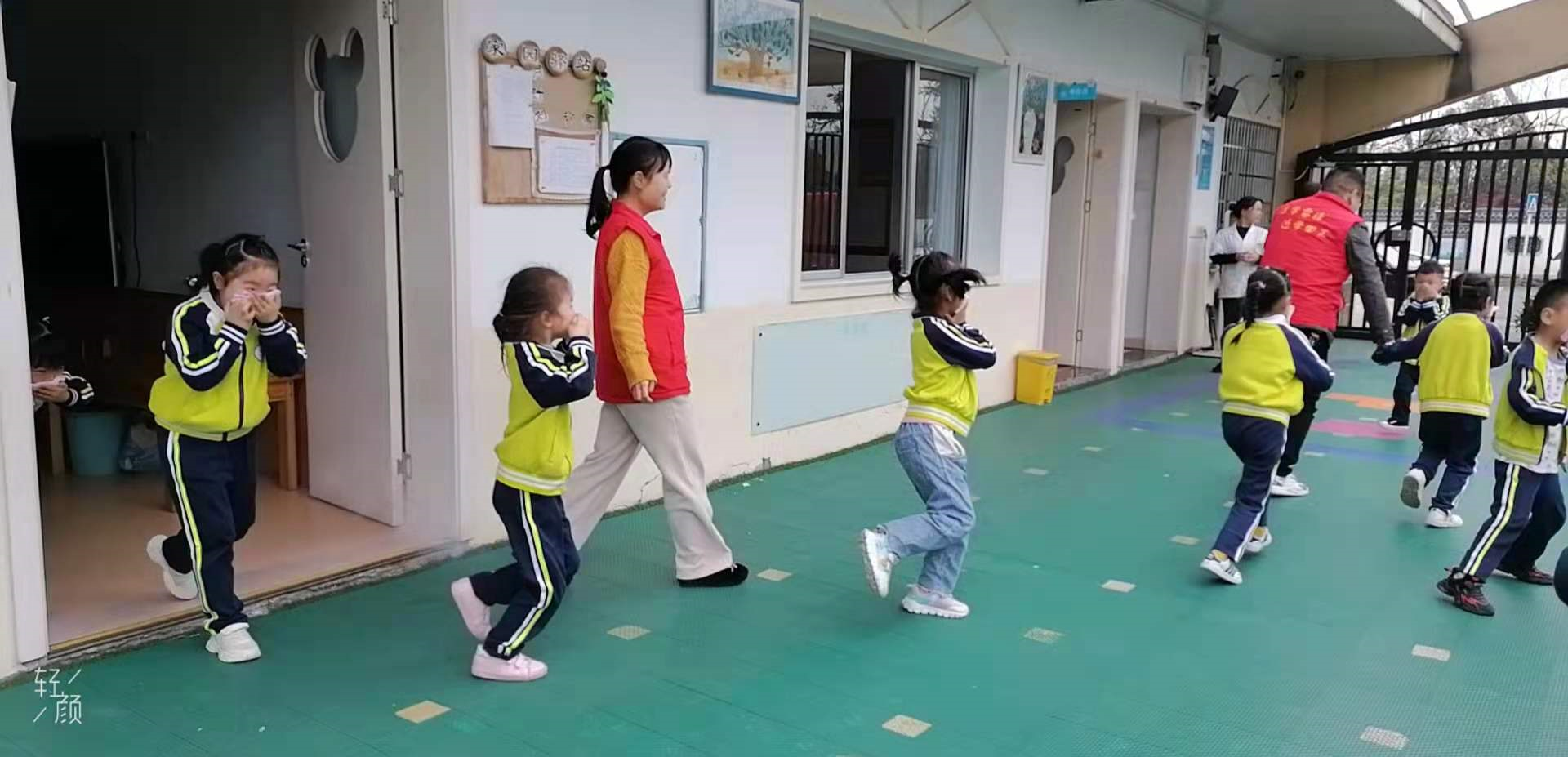 新时代文明实践耀武陵 甘露寺社区联合世纪童话幼儿园开展消防演习活动