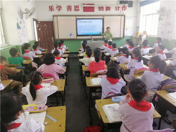 跟踪回访青年教师课堂   为青年教师成长助力