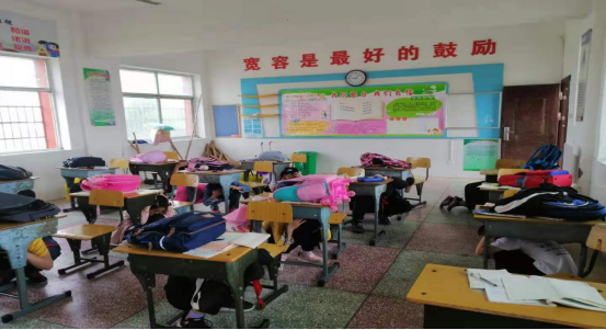 河洑镇汇华聚宝小学：开展防震安全疏散应急演练