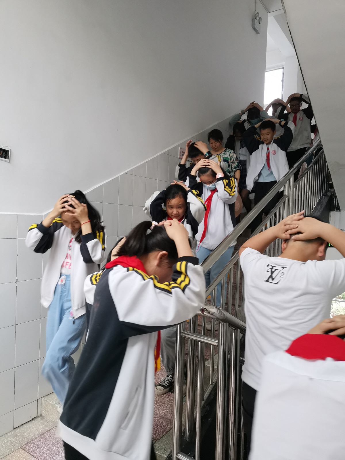 甘露寺小学：“防范化解灾害风险，筑牢安全发展基础”防灾减灾演练