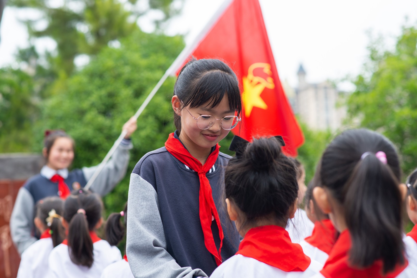 东风小学：“童心向党，缅怀先烈” 新队员入队仪式