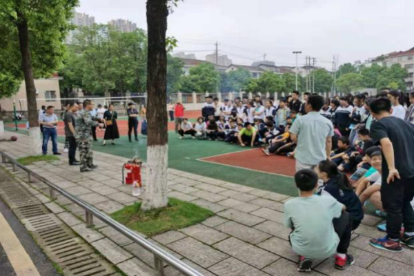 南坪街道“防震减灾”教育进校园