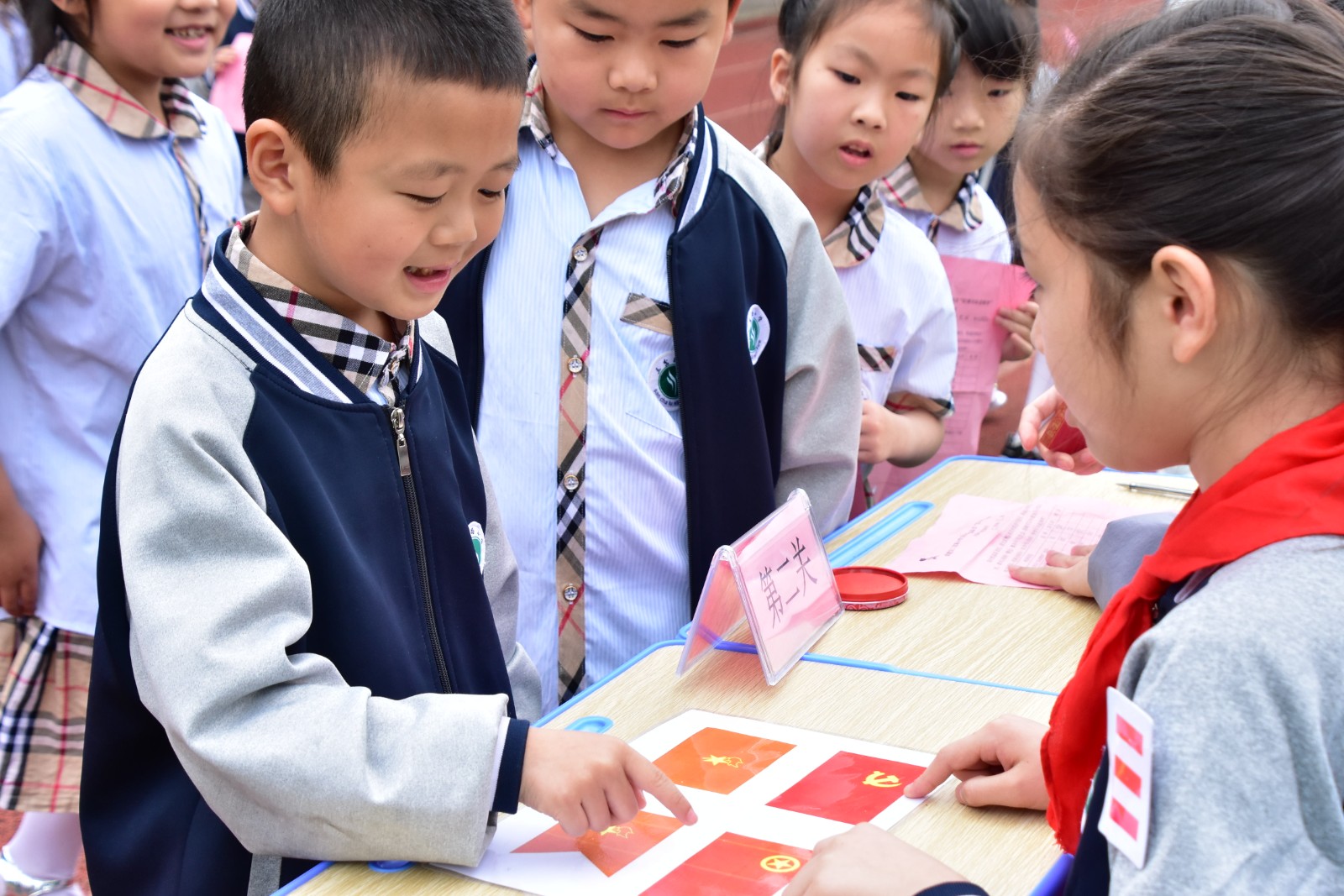 “高举队旗跟党走，革命薪火代代传” ——三岔路小学少先队入队仪式