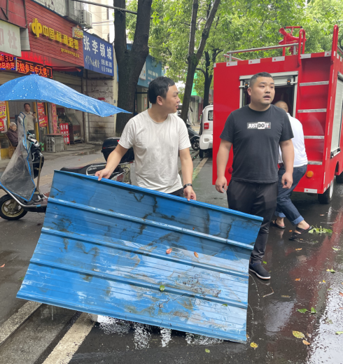 我为群众办实事：长庚街道应急救援队迅速化解“铁片危机”