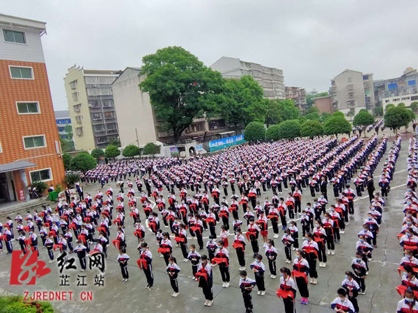 城南小学开展“红领巾，我为你骄傲”六一入队仪式暨表彰活动
