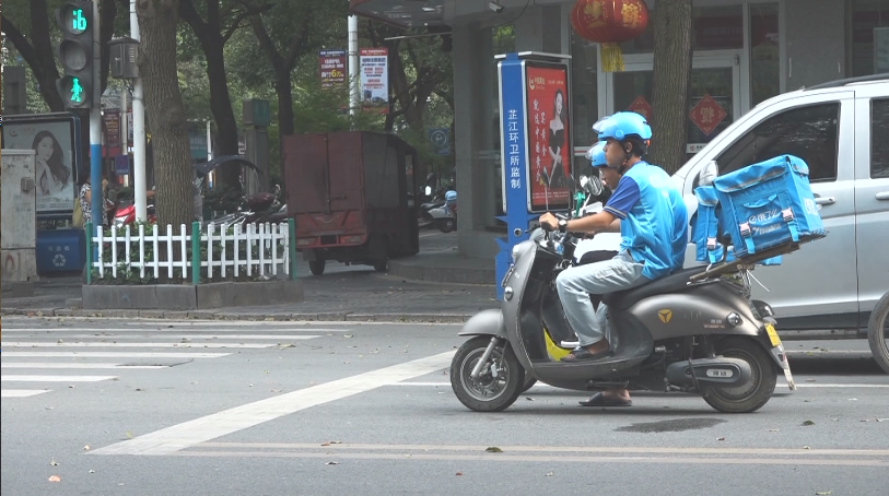大学生勤工俭学送外卖 在日晒雨淋中体验人生百味