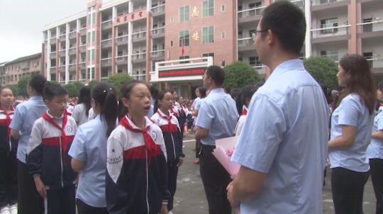 “浓浓红烛情 悠悠感恩心” 城南学子鲜花赠老师表恩情