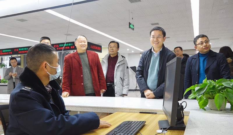 龚红果调研市民之家时强调： 要以百姓心为心，为群众提供精准、优质、高效、便捷的服务