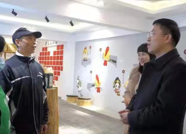 龚红果看望慰问外省籍留芷过年务工人员