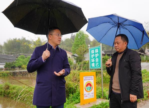 龚红果深入水宽乡调研“田长制” 督导生态环保工作