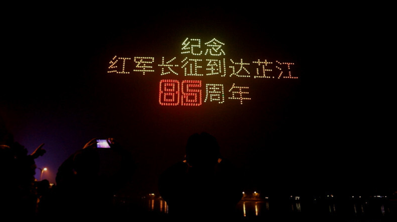 看过来，“纪念红军长征到达芷江85周年飞行项目”入选第六届金场景营销案例，大家动动手指，给芷江——18号作品投票！