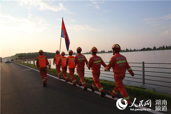 才下火場又忙抗洪 湖南消防援贛有“新”力量