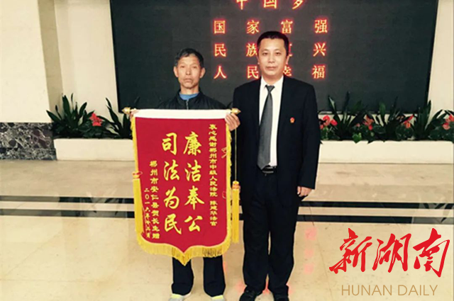 報慶有獎?wù)魑模嫘膶Α斗ㄖ浦軋蟆氛f一聲“謝謝”