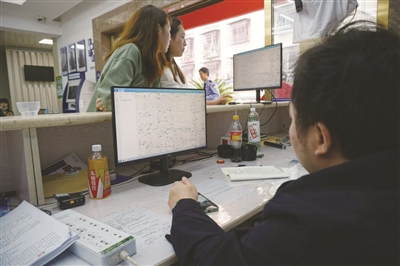 派出所的國慶故事|坡子街派出所：  不歇?dú)膺B軸轉(zhuǎn)，守護(hù)解放西的“煙火氣”