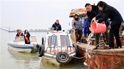 近三百万尾鱼苗投入洞庭湖  　　岳阳县两男子为非法捕捞“补过”