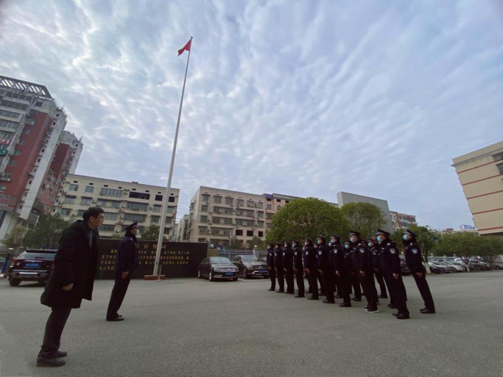 平江法院庆祝首个“警察节”，向国旗敬礼 向警旗宣誓
