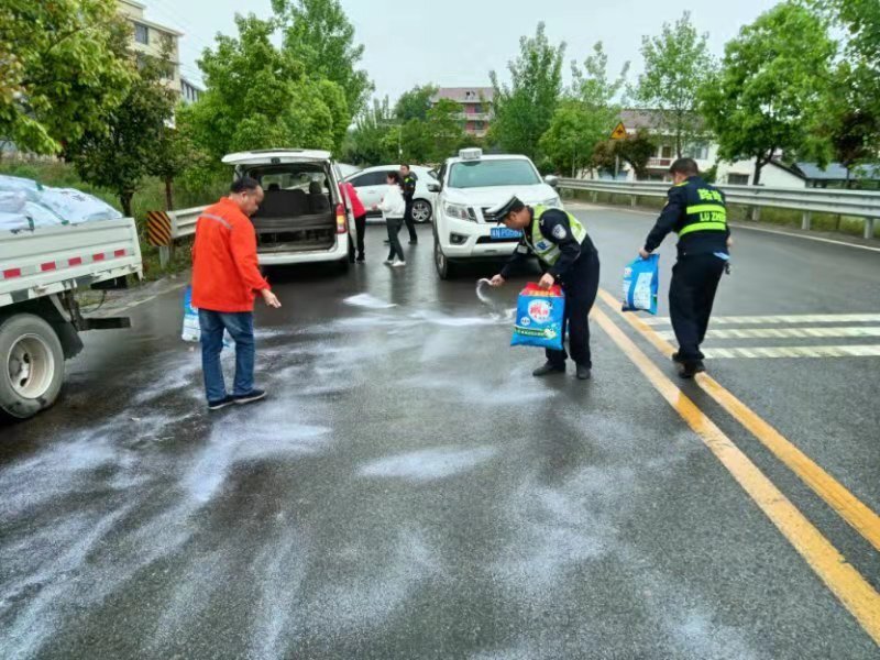 路面柴油漏油 溆浦交警救排隱患