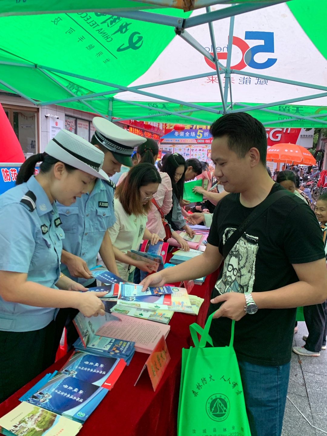 汝城交警積極參與防災(zāi)減災(zāi)宣傳日活動