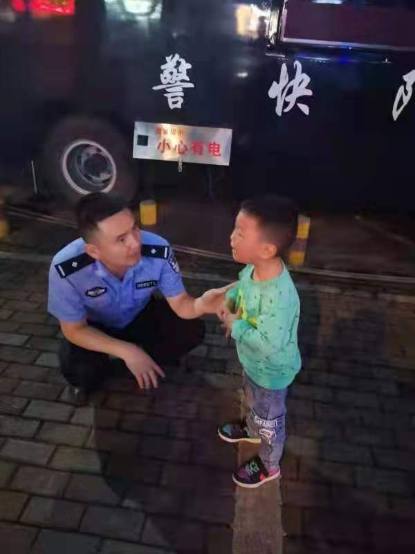 雙清快警幫助老人和小孩找家