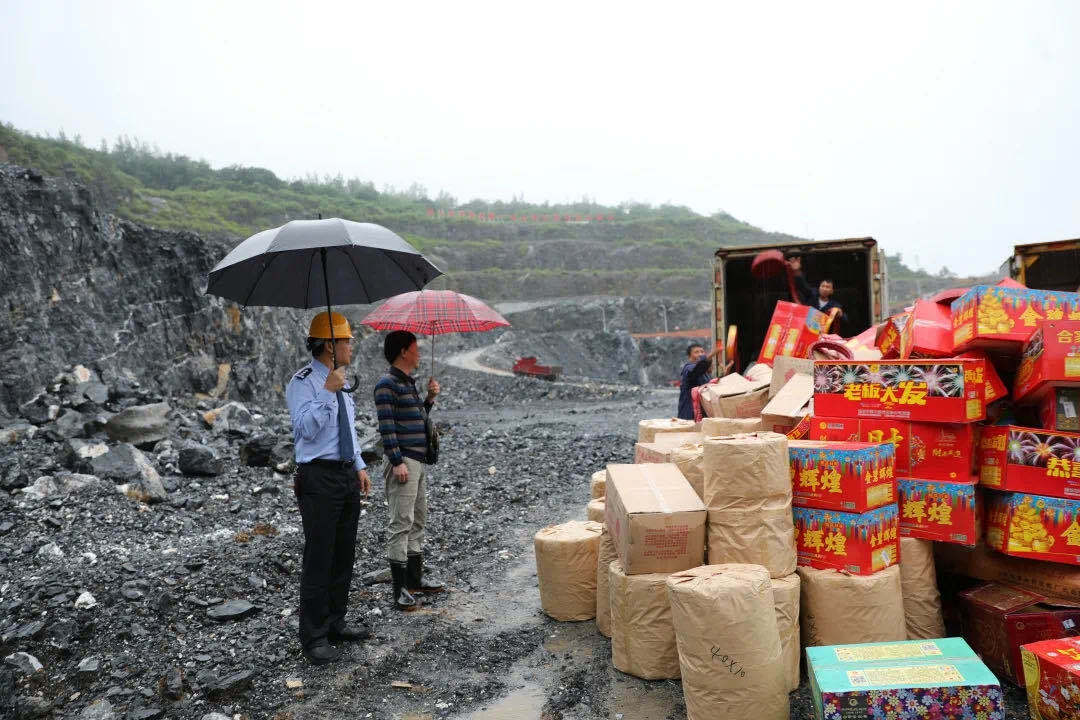 資興警方集中銷毀非法煙花爆竹逾千件  價值近十萬元