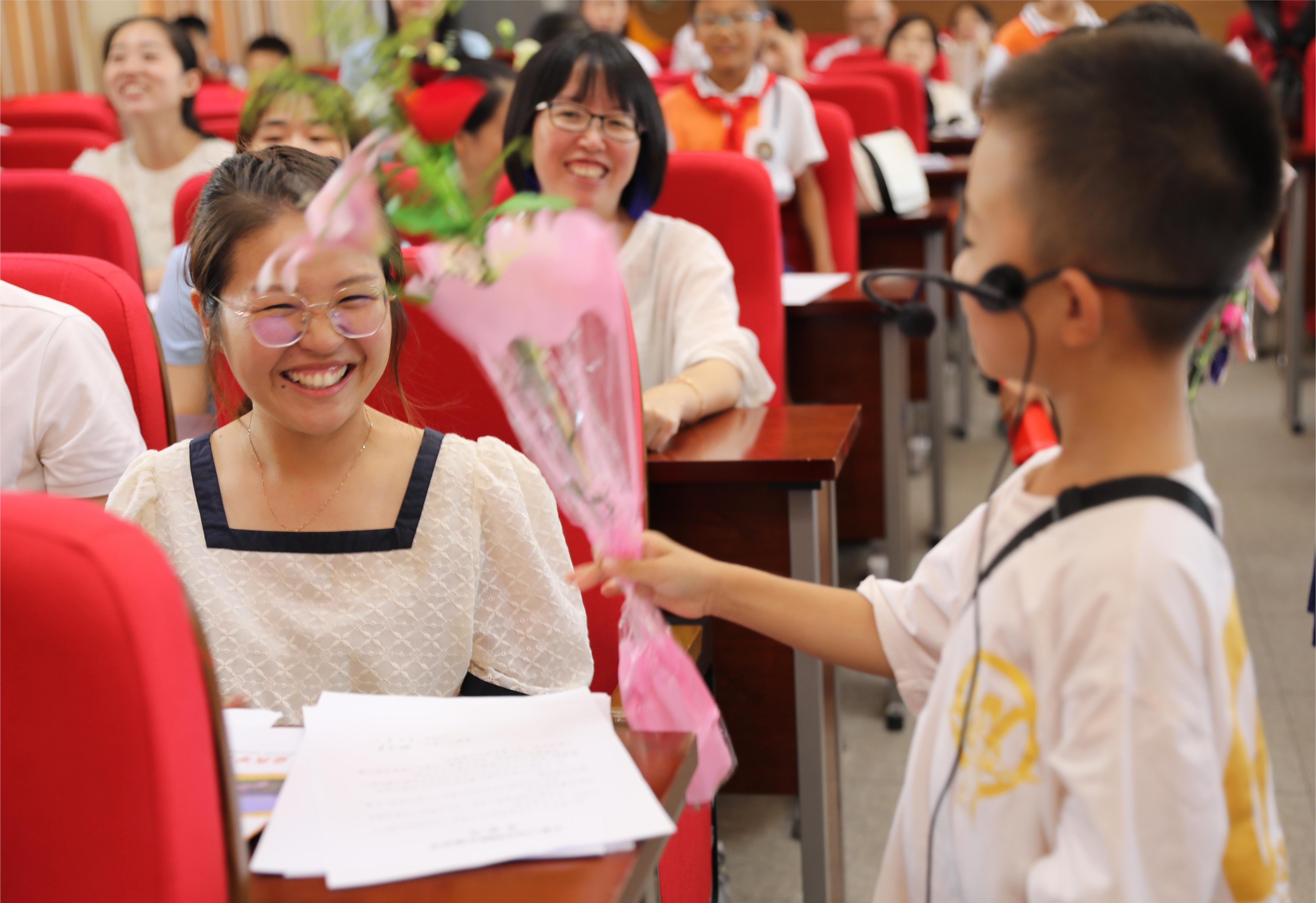 师者如光，一路芳华——东升小学召开庆祝第38个教师节表彰大会