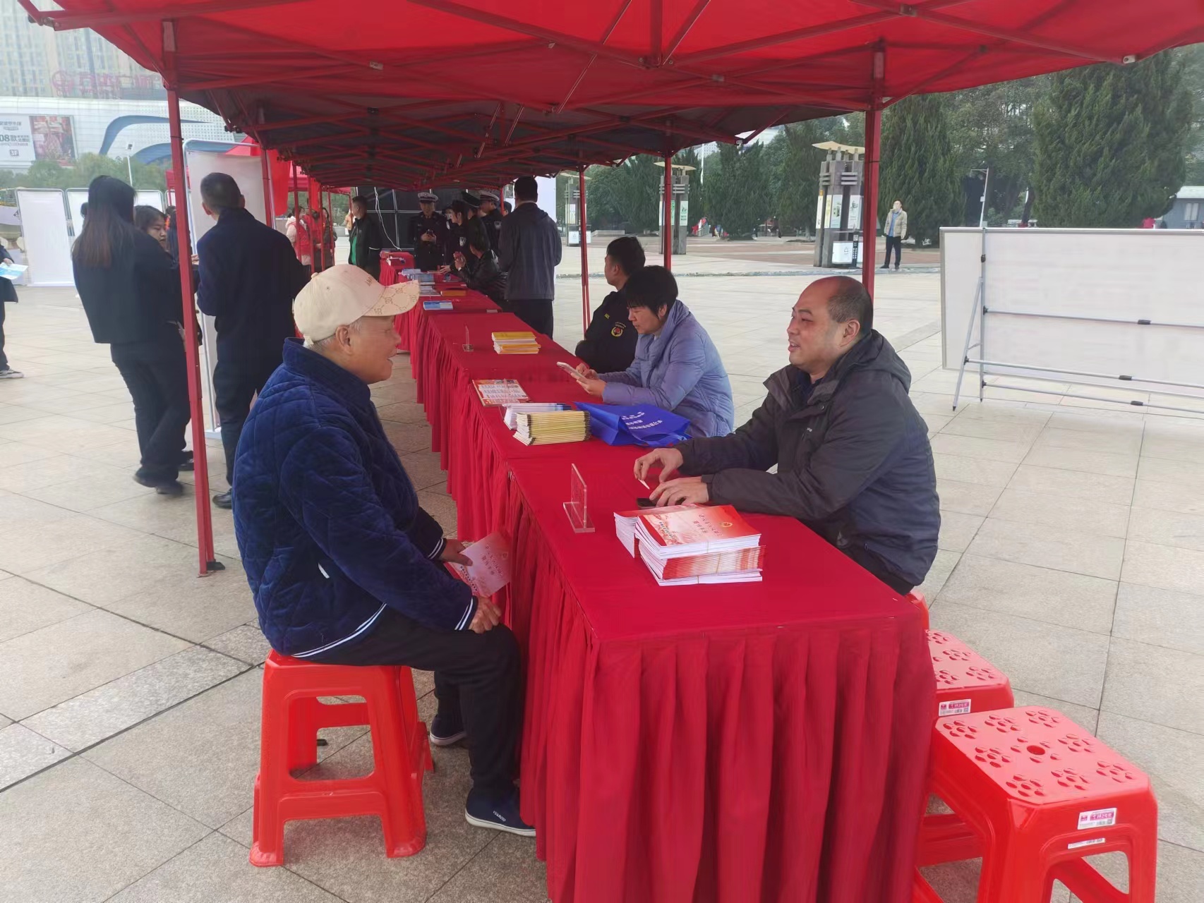 ​岳塘区退役军人事务局开展“12·4”宪法宣传日活动